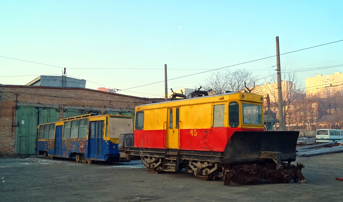 Владивосток, ГС-4 (КРТТЗ) № 45; Владивосток, 71-132 (ЛМ-93) № 319; Владивосток — Подразделение службы пути; Владивосток — Трамвайное кладбище