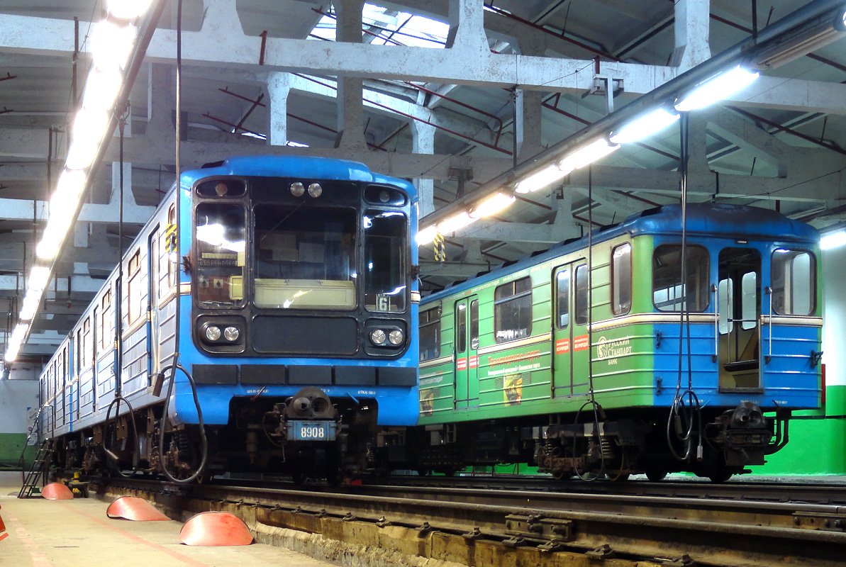 Екатеринбург, 81-717.5 (ЛВЗ/ВМ) № 8908; Екатеринбург, 81-714.5 (ЛВЗ/ВМ) № 8253