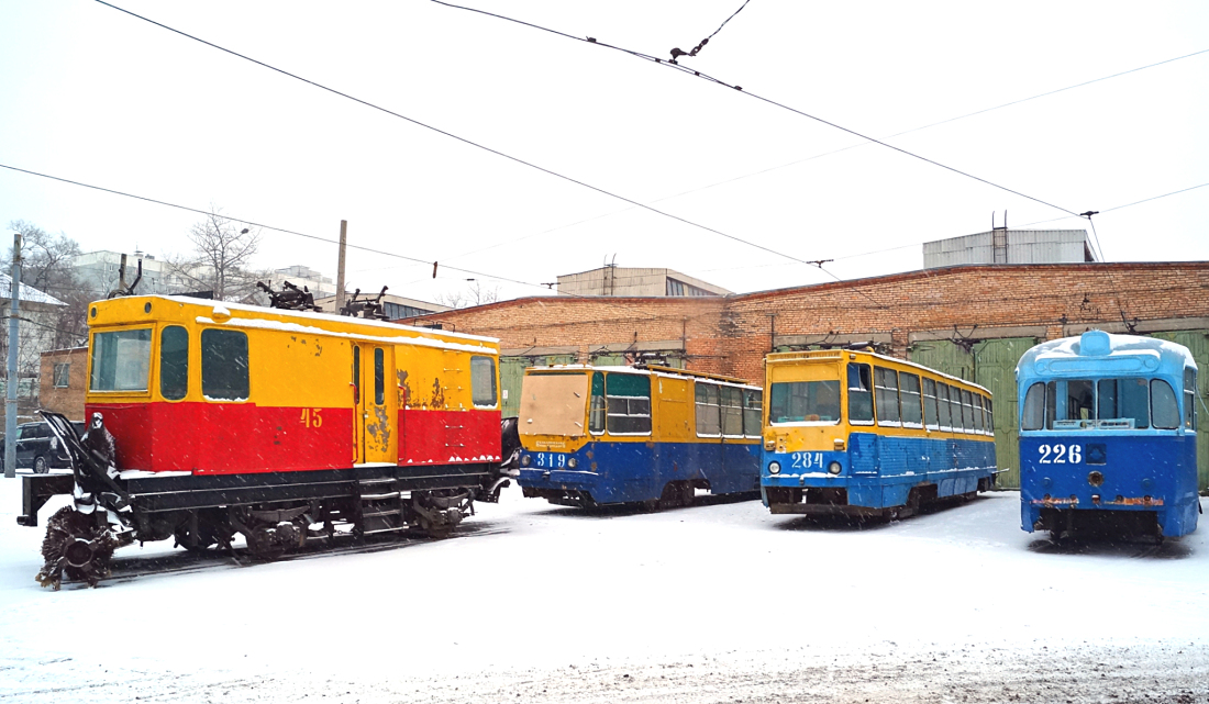 Владивосток, ГС-4 (КРТТЗ) № 45; Владивосток, 71-132 (ЛМ-93) № 319; Владивосток, 71-605А № 284; Владивосток, РВЗ-6М2 № 226; Владивосток — Трамвайное кладбище