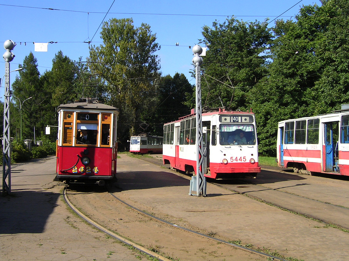 Санкт-Петербург, МС-4 № 2424; Санкт-Петербург, ЛМ-68М № 5445 Санкт-Петербург, МС-4 № 2424; Санкт-Петербург, ЛМ-68М № 5445