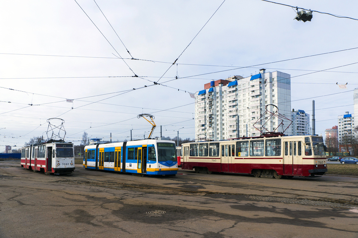 Санкт-Петербург, ЛМ-68М № 7563; Санкт-Петербург, Inekon 01 Trio № 1257; Санкт-Петербург, ЛВС-86К № 7082