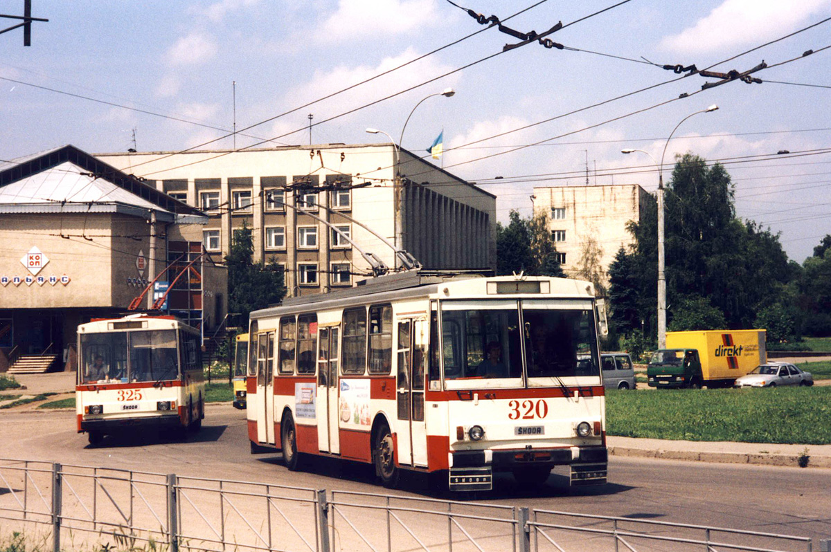 Tšernivtsi, Škoda 14Tr02/6 № 320; Tšernivtsi, Škoda 14Tr89/6 № 325; Tšernivtsi — Old photos (1992-2000) Tšernivtsi, Škoda 14Tr02/6 № 320; Tšernivtsi, Škoda 14Tr89/6 № 325; Tšernivtsi — Old photos (1992-2000)