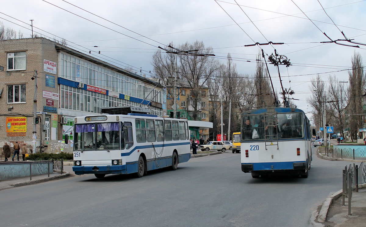 Макеевка, ЮМЗ Т2 № 251; Макеевка, ЗиУ-682Г [Г00] № 220