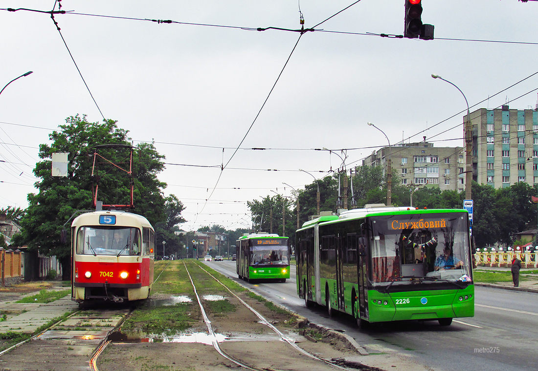 Харьков, Tatra T3SUCS № 7042; Харьков, ЛАЗ E301D1 № 2226