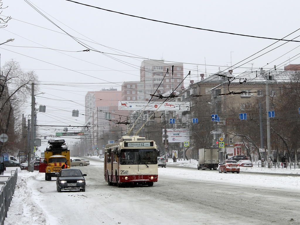 Czelabińsk, ZiU-682G-016.02 Nr 2541; Czelabińsk — Snowfall on April 25, 2014 and elimination of its consequences