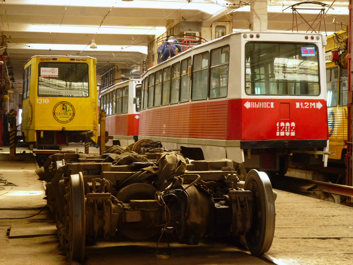 Саратов, 71-605А № 1310; Саратов, 71-605 (КТМ-5М3) № 1202