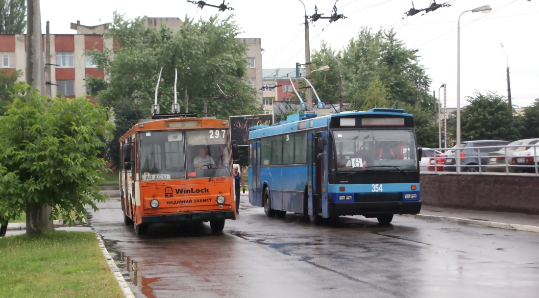 Chernivtsi, Škoda 14Tr89/6 # 297; Chernivtsi, Den Oudsten B88 # 354
