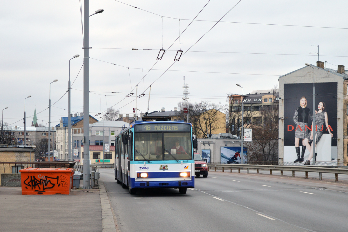 Рига, Škoda 15Tr13/6M № 25068