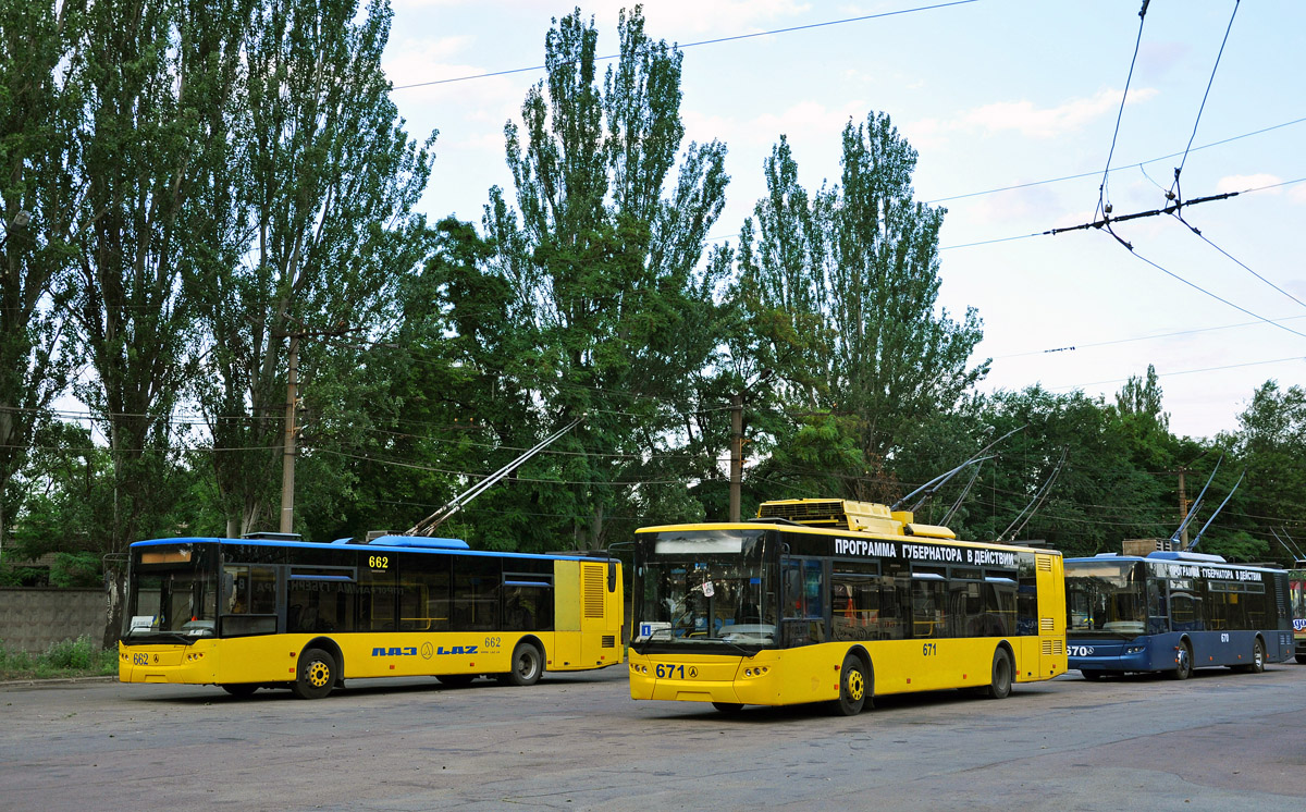 Kryvyj Rihas, LAZ E183D1 nr. 662; Kryvyj Rihas, LAZ E183D1 nr. 671