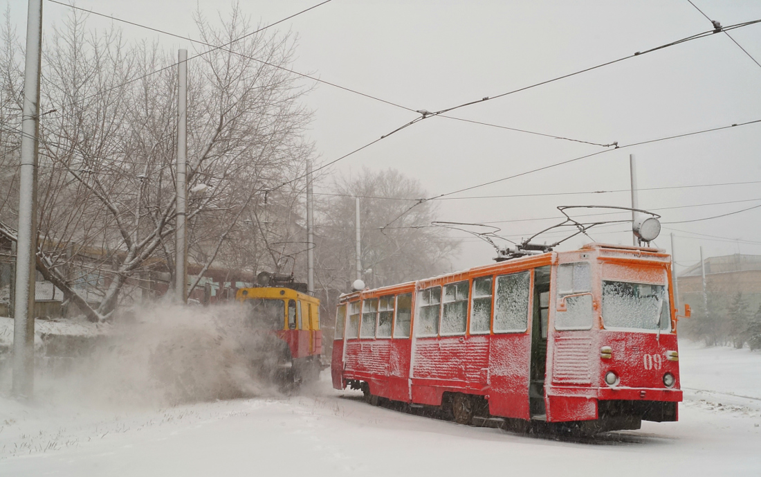 Владивосток, ГС-4 (КРТТЗ) № 47; Владивосток, 71-605А № 09; Владивосток — Подразделение службы пути; Владивосток — Снегопады