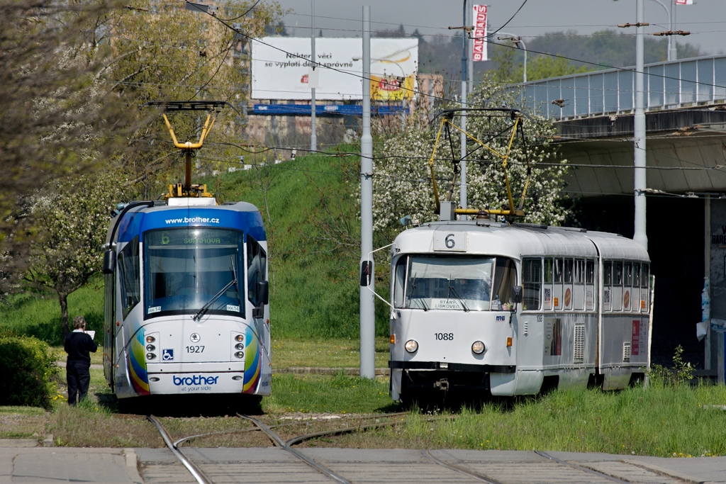 Брно, Škoda 13T Elektra № 1927; Брно, Tatra K2 № 1088