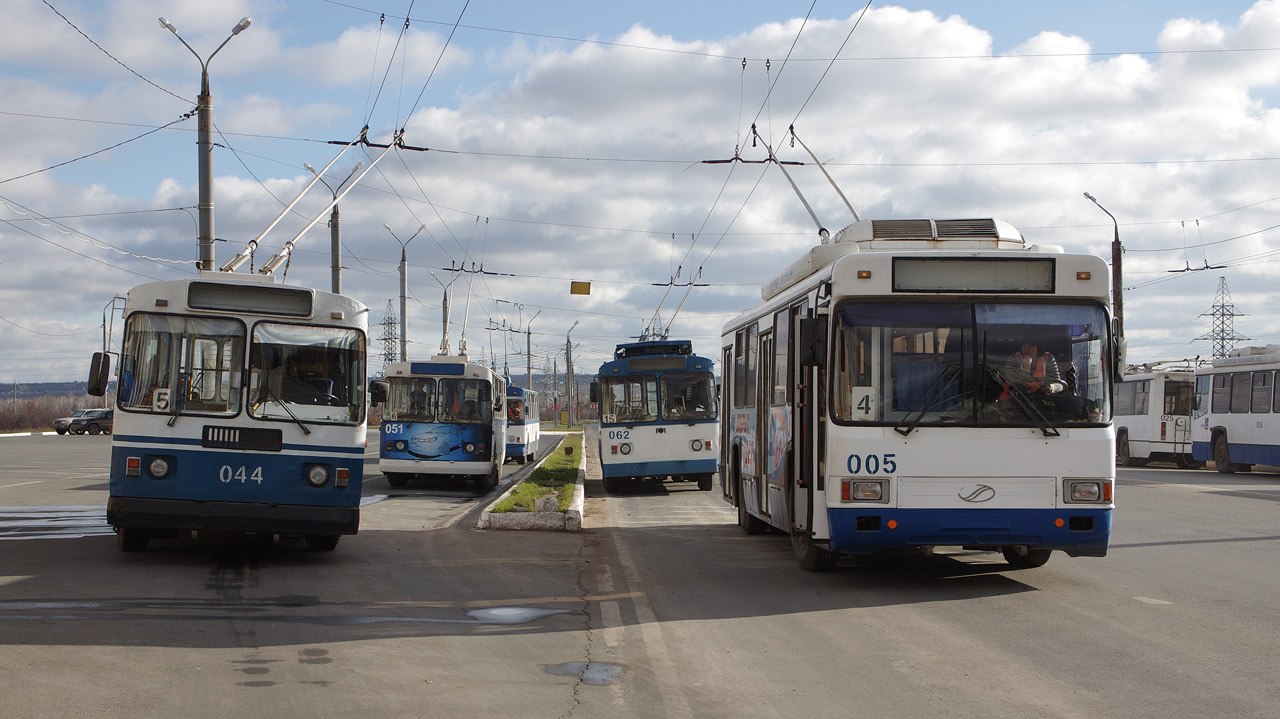 Новокуйбышевск, ЗиУ-682Г (СЗТМ) № 044; Новокуйбышевск, БТЗ-52761Р № 005
