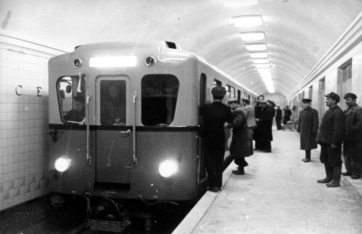 Киев — Historical photos; Киев — Metro — Line M1 (red); Киев — Metro — Other