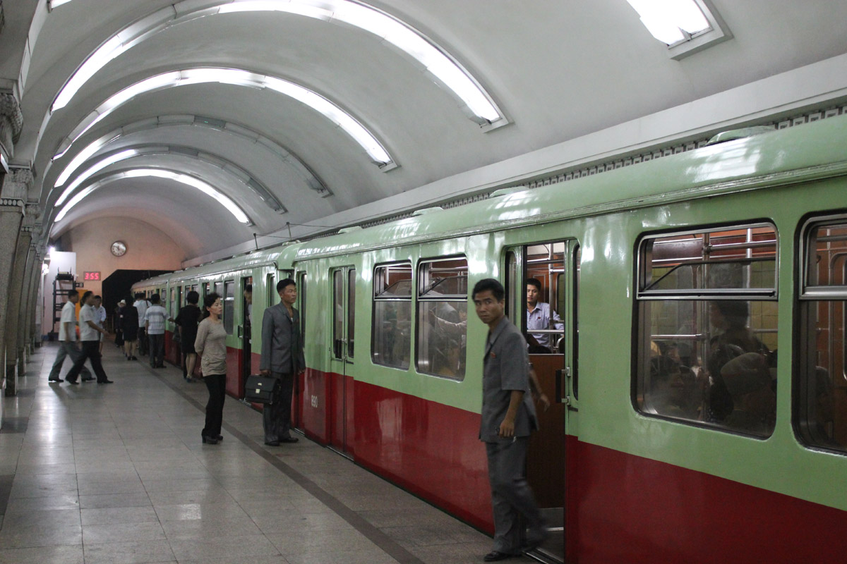 Пхеньян, BVG D № 890; Пхеньян — Линия 2 — станция Хвангымбор (Золотое поле) Пхеньян, BVG D № 890; Пхеньян — Линия 2 — станция Хвангымбор (Золотое поле)