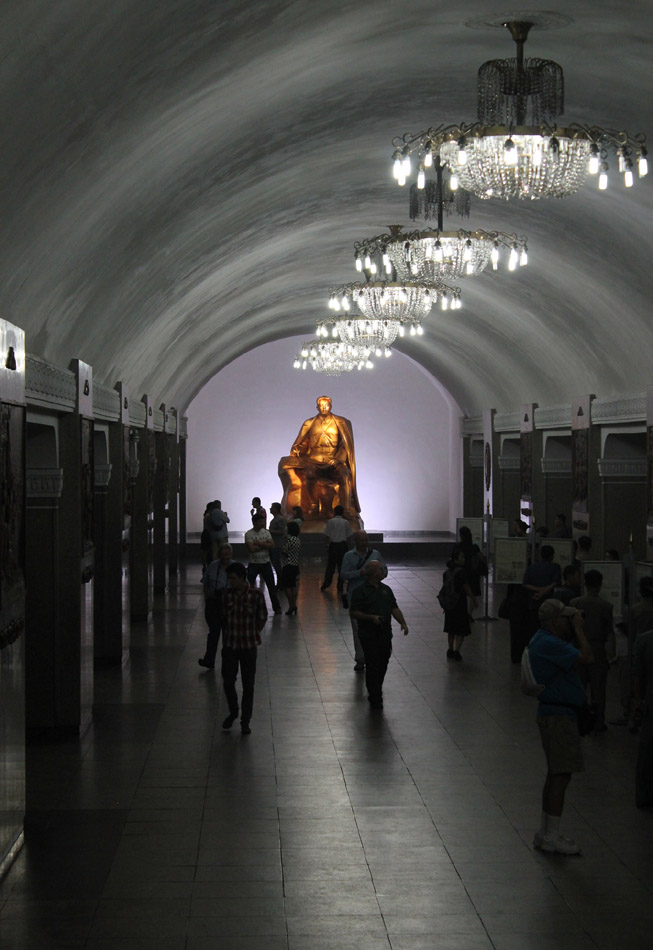 Пхеньян — Линия 2 — станция Кванбок (Возрождение) Пхеньян — Линия 2 — станция Кванбок (Возрождение)