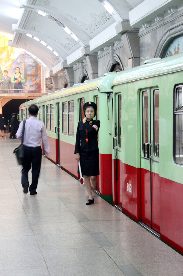 Пхеньян, BVG D № 882; Пхеньян — Линия 1 — станция Пухын (Освоение Родины); Работники электротранспорта
