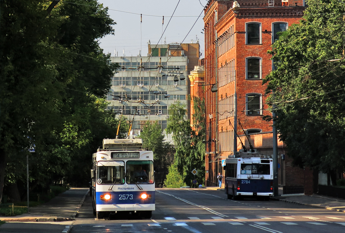 Москва, ЗиУ-682ГМ1 (с широкой передней дверью) № 2573; Москва, Тролза-5275.05 «Оптима» № 2784