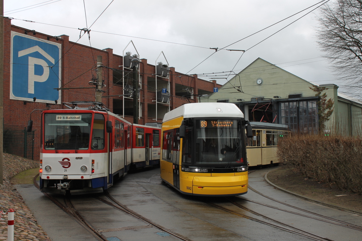 Штраусберг, Bombardier Flexity Berlin (GT6-08ZR/F6Z) № 0042; Штраусберг, Tatra KT8D5 № 21
