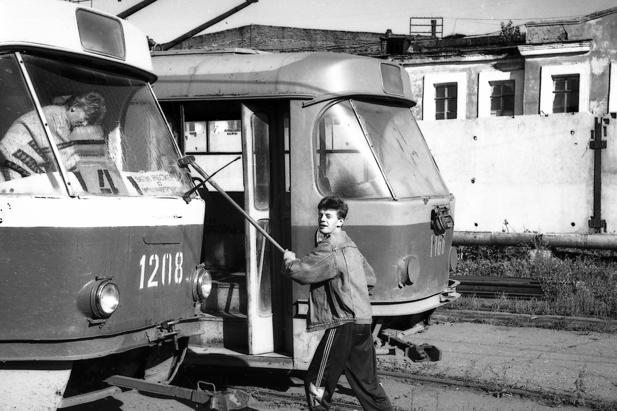 Барнаул, Tatra T3SU (двухдверная) № 1166; Барнаул, Tatra T3SU (двухдверная) № 1208; Барнаул — Работники электротранспорта