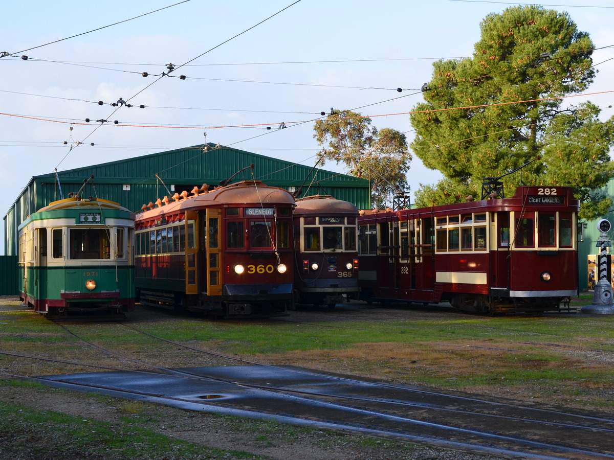 Сейнт Килда, Pengelley MTT Type F1 № 282; Сейнт Килда, Pengelley MTT Type H № 360; Сейнт Килда, Pengelley MTT Type H № 365; Сейнт Килда, Sydney R1 Type № 1971