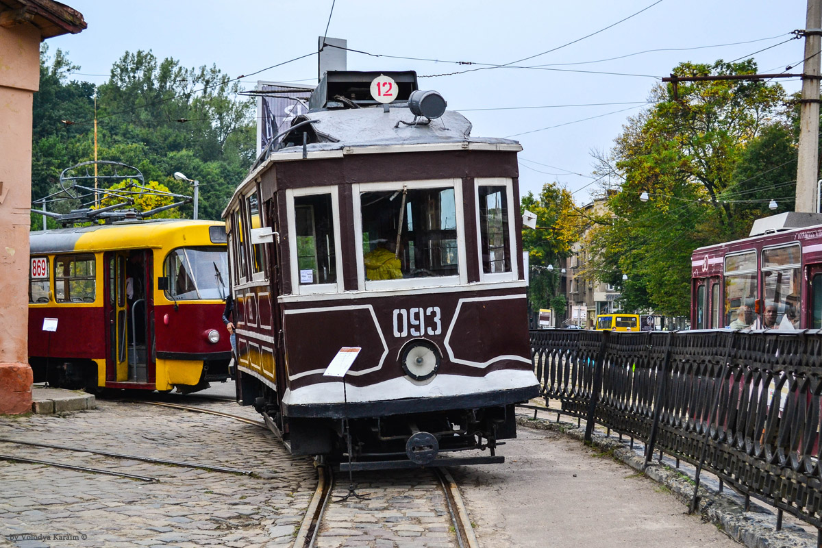 Львов, Tatra T4SU № 869; Львов, Двухосный моторный Sanok № 093; Львов — Выставка по случаю дней европейского наследия