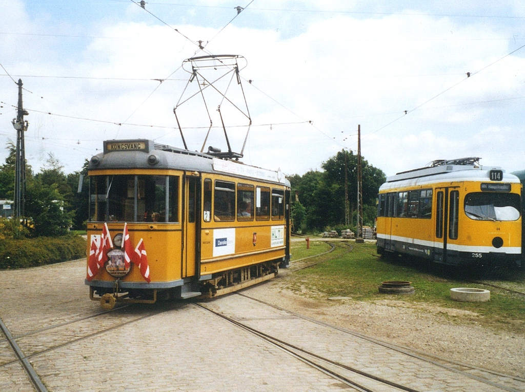 Skjoldenæsholm, Scandia 2-axle motor car Nr. 3; Skjoldenæsholm, Duewag GT6 Nr. 255