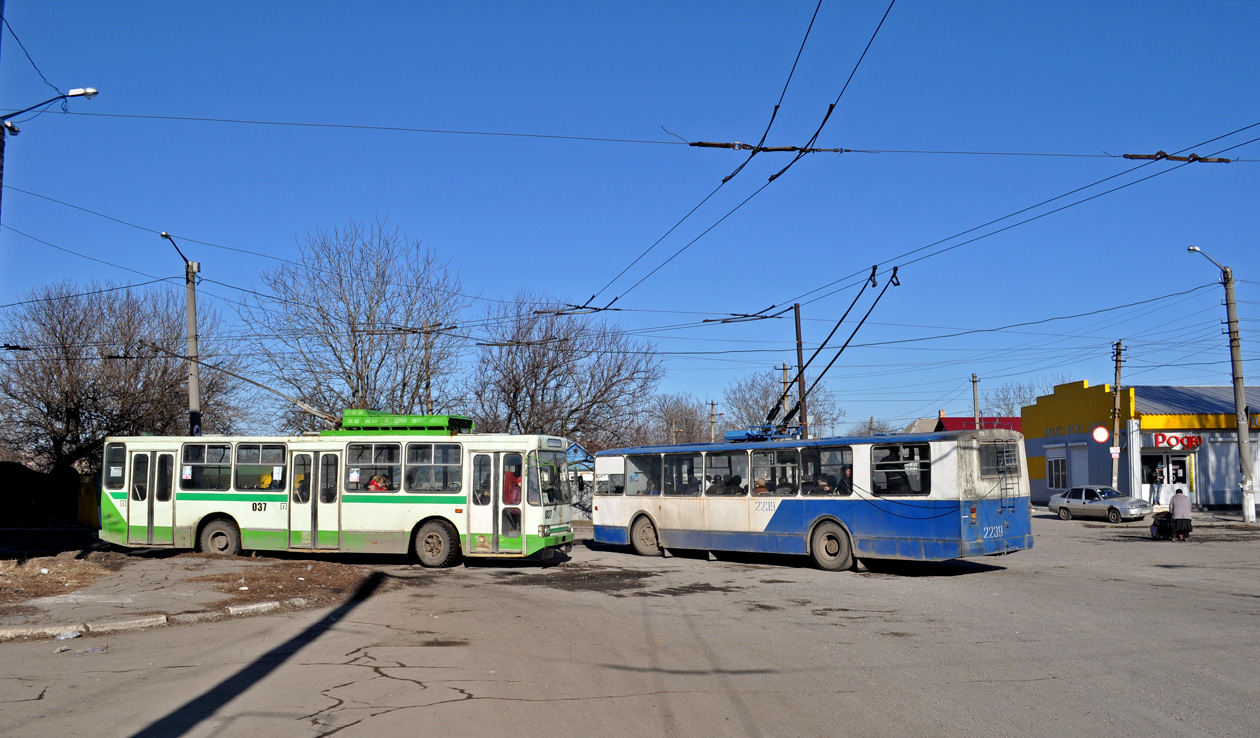 Харцызск, ЗиУ-682Г [Г00] № 2239; Харцызск, ЮМЗ Т2 № 037