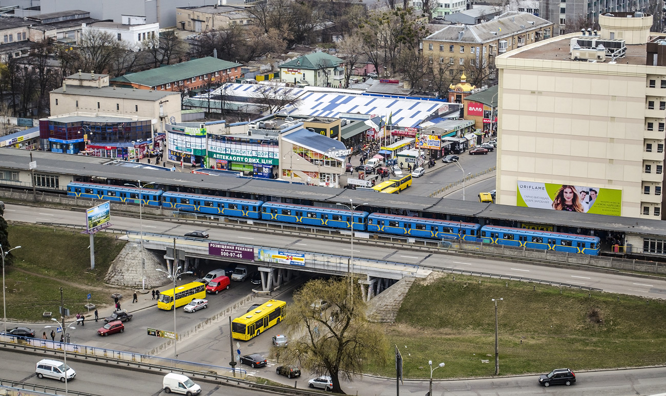 Kijev — Metro — Line M1 (red)