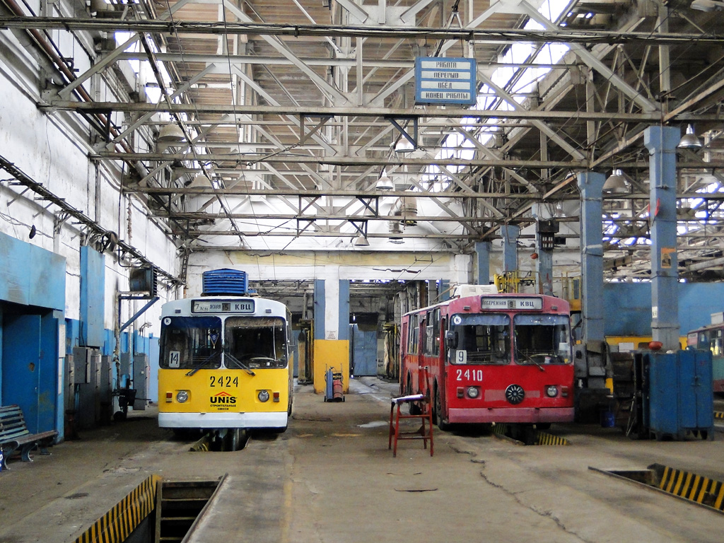 Тольятти, ЗиУ-682В-012 [В0А] № 2424; Тольятти, ЗиУ-682В [В00] № 2410