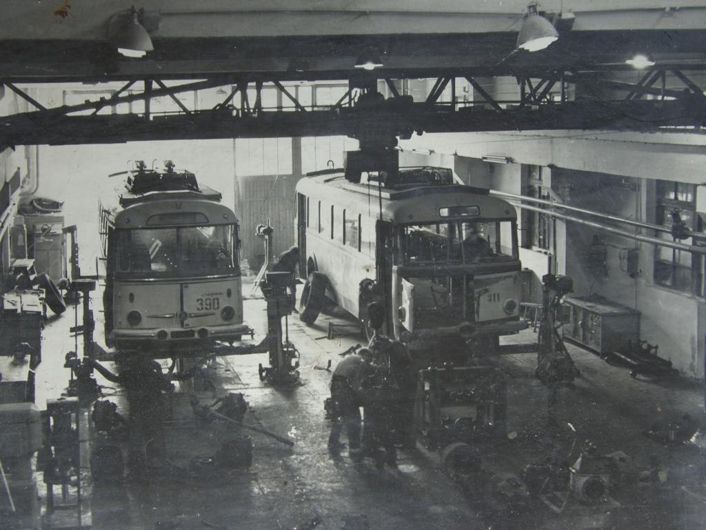 Крымский троллейбус, Škoda 9Tr18 № 390; Крымский троллейбус, Škoda 8Tr12 № 311 Крымский троллейбус, Škoda 9Tr18 № 390; Крымский троллейбус, Škoda 8Tr12 № 311