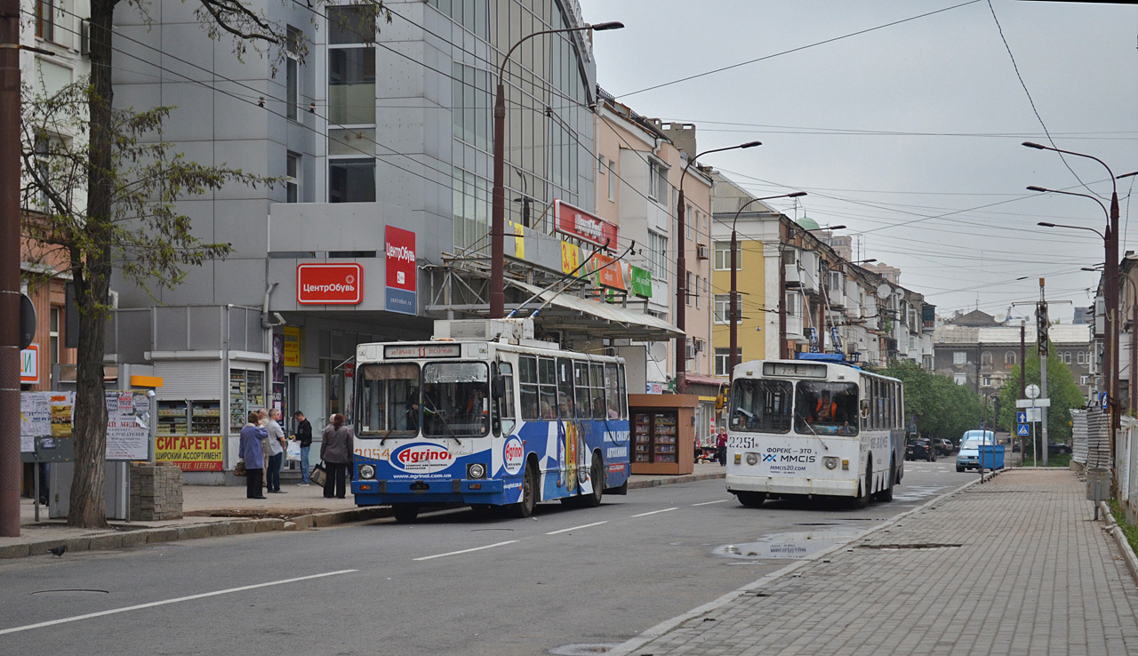 Донецк, ЮМЗ Т2 мод. 7 № 2054; Донецк, ЗиУ-682Г [Г00] № 2251