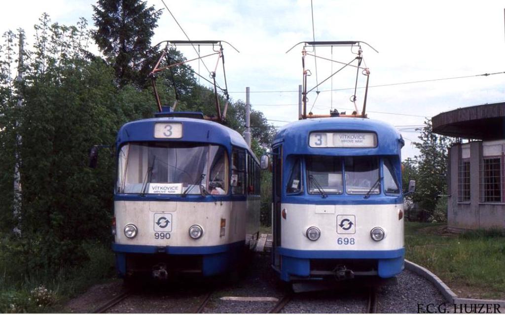 Острава, Tatra T2 № 698; Острава, Tatra T3SUCS № 990