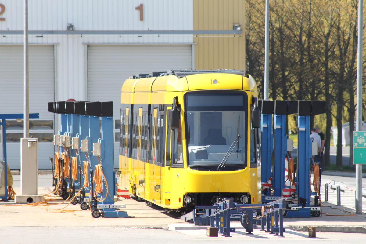 Essen – Mülheim an der Ruhr, Bombardier M8D-NF2 Nr. 1628; Bautzen — Transferring of tram cars • Überführung von Straßenbahnwagen