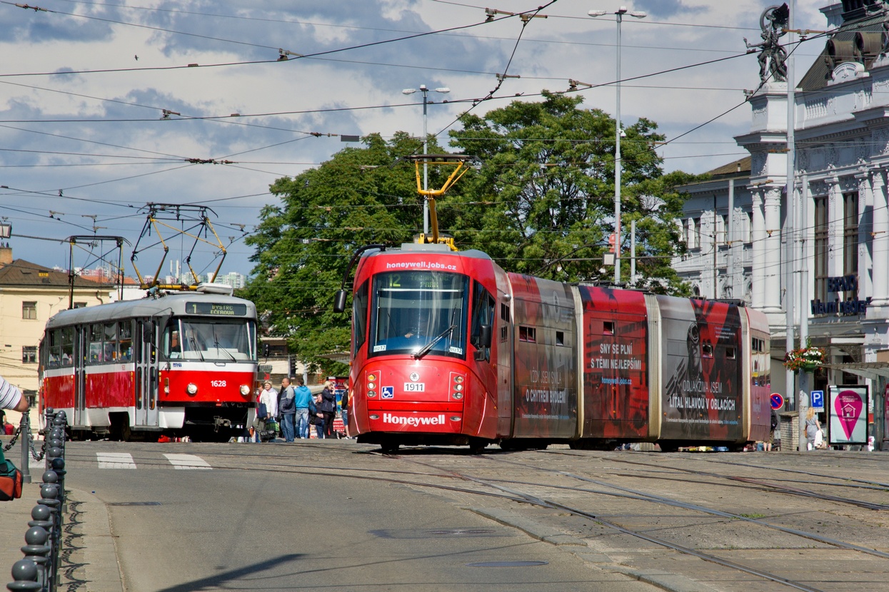 Брно, Tatra T3P № 1628; Брно, Škoda 13T Elektra № 1911