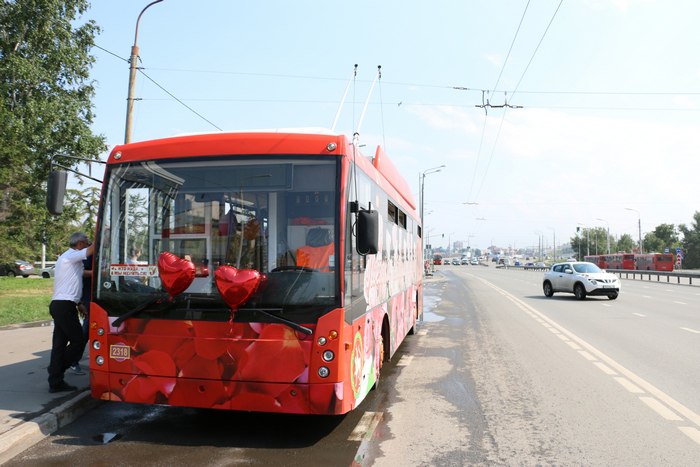 Казань, Тролза-5265.00 «Мегаполис» № 2318; Казань — Свадебные троллейбусы