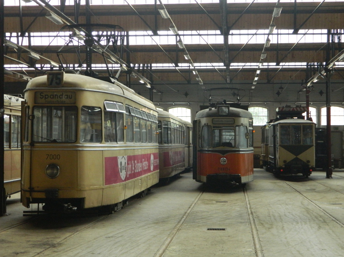 Berlin, DWM TED 52 # 7000; Berlin, Gotha TDE61 # 218 025-4; Berlin, 2-axle trailer car # 729 501-8