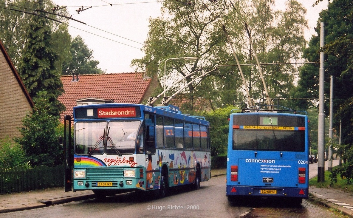 Арнем, DAF Den Oudsten B79T-KM560 / Kiepe № 0143; Арнем, Van Hool AG 300T № 0204