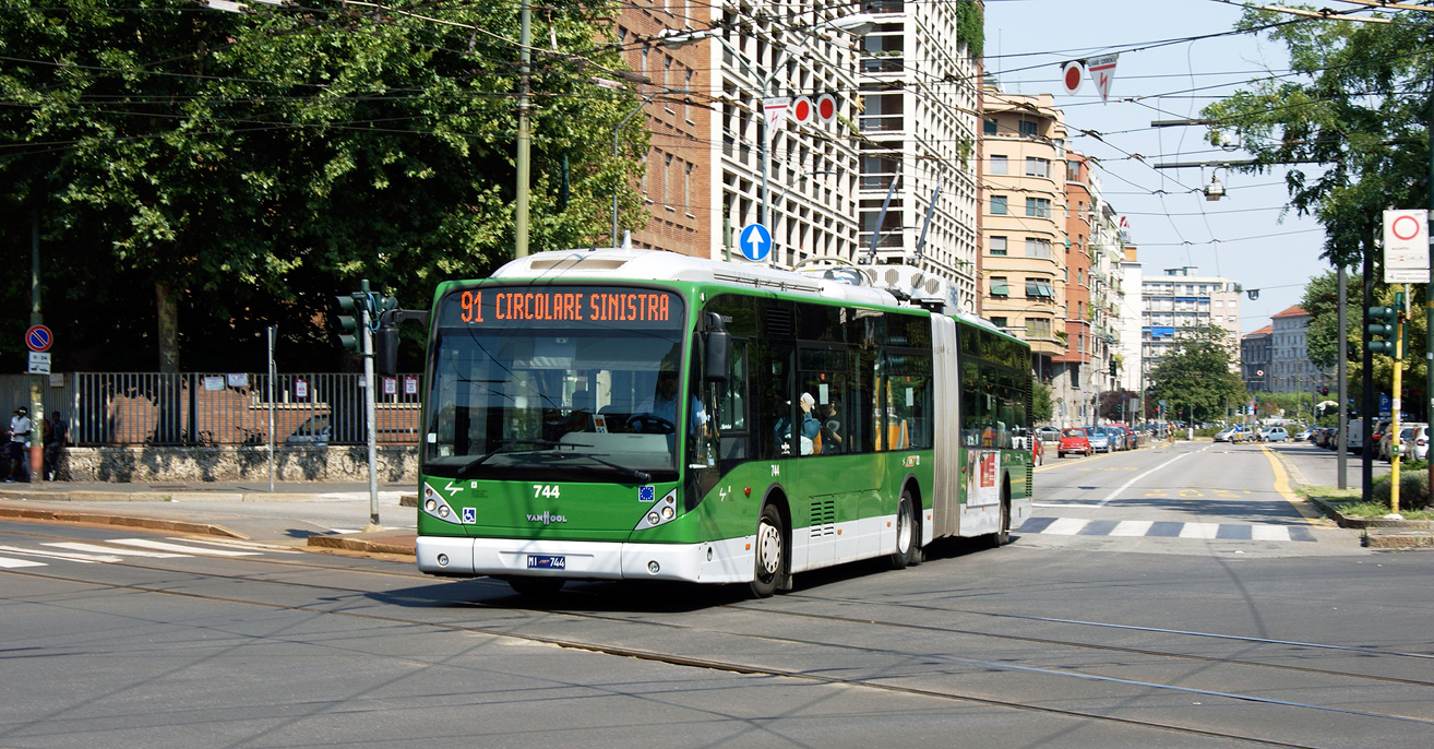 Милан, Van Hool AG 300T № 744