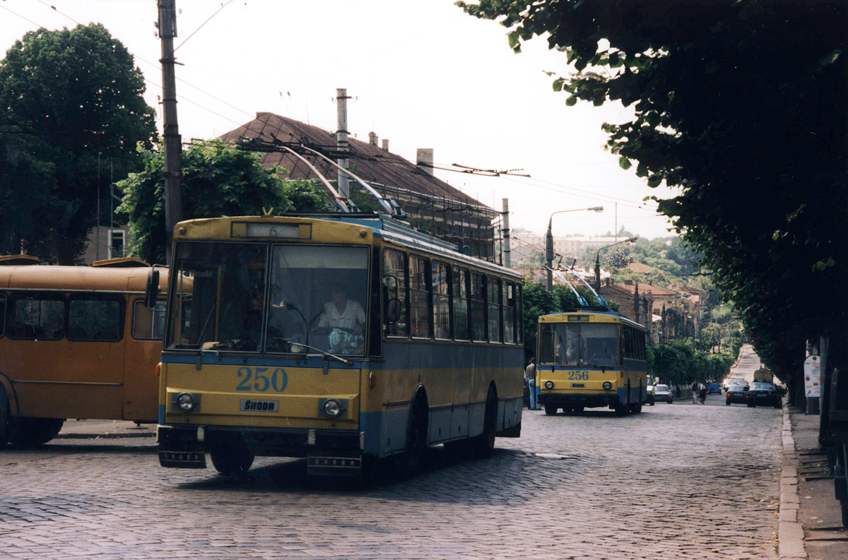 Черновцы, Škoda 14Tr02 № 250; Черновцы, Škoda 14Tr02 № 256; Черновцы — Исторические фотографии (1992-2000 годов)