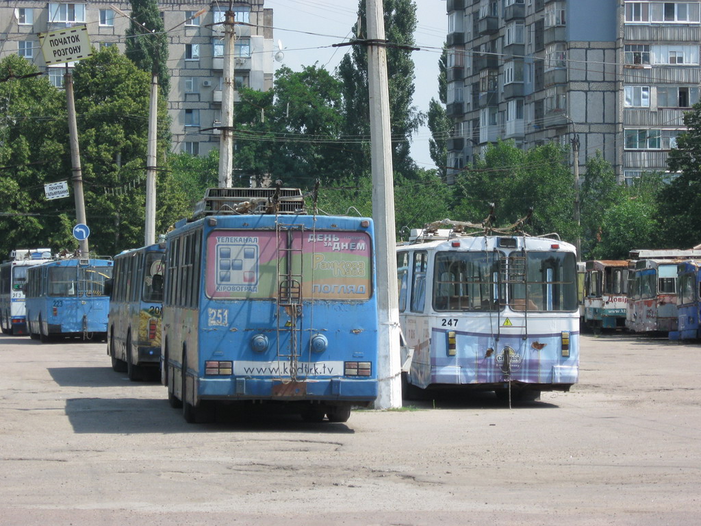 Кропивницкий, ЮМЗ Т2 № 251; Кропивницкий, ЗиУ-682Г [Г00] № 247