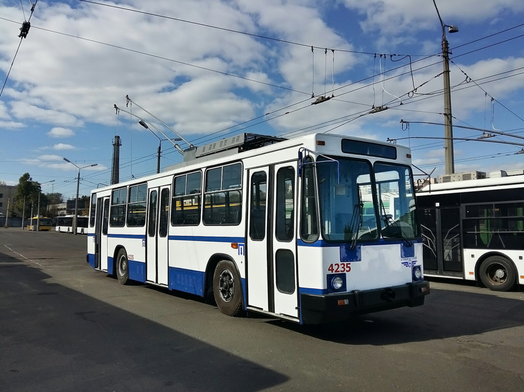 Киев, ЮМЗ Т2 № 4235 Киев, ЮМЗ Т2 № 4235