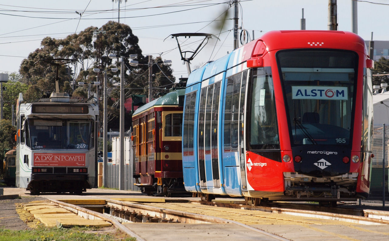 Мельбурн, Comeng A1 Class № 249; Мельбурн, Alstom Citadis 302 № 165