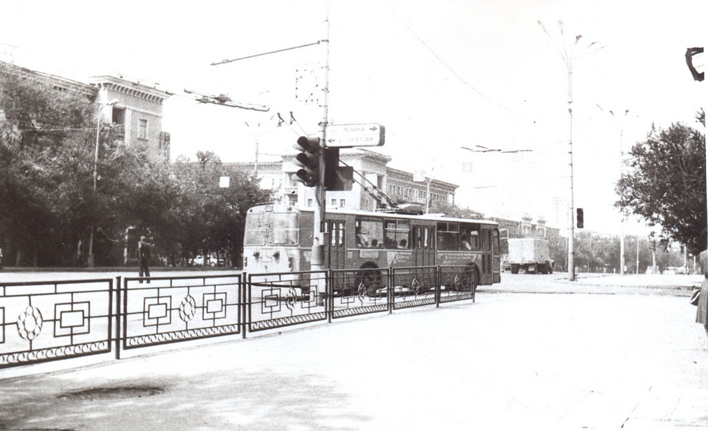 Караганда, ЗиУ-682В [В00] № 15; Караганда — Старые фотографии (до 2000 г.); Караганда — Троллейбусные линии