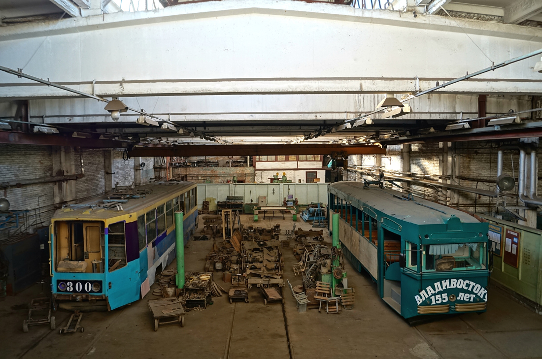 Vladivostok, 71-608K N°. 300; Vladivostok, RVZ-6M2 N°. 251