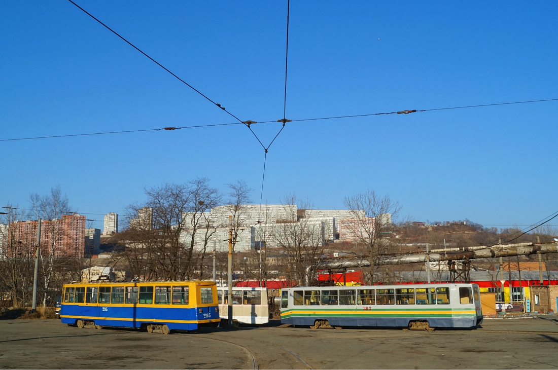 Владивосток, 71-608К № 303; Владивосток, 71-605 (КТМ-5М3) № 295 Владивосток, 71-608К № 303; Владивосток, 71-605 (КТМ-5М3) № 295