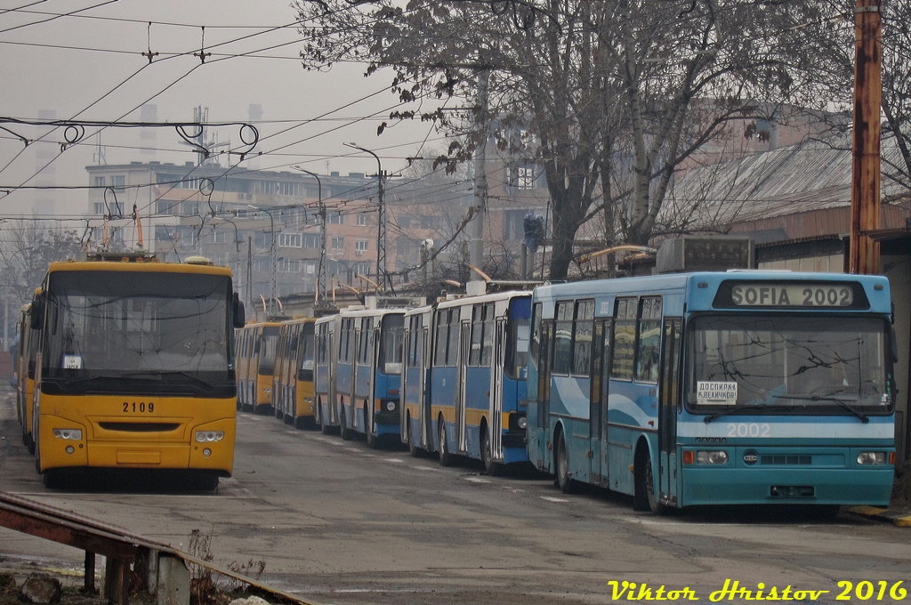 София, Ikarus 280.92F № 2109; София, Güleryüz Cobra GD 272 / Трамкар № 2002; София — Съвместно тролейбусно и електробусно депо: [2] Надежда