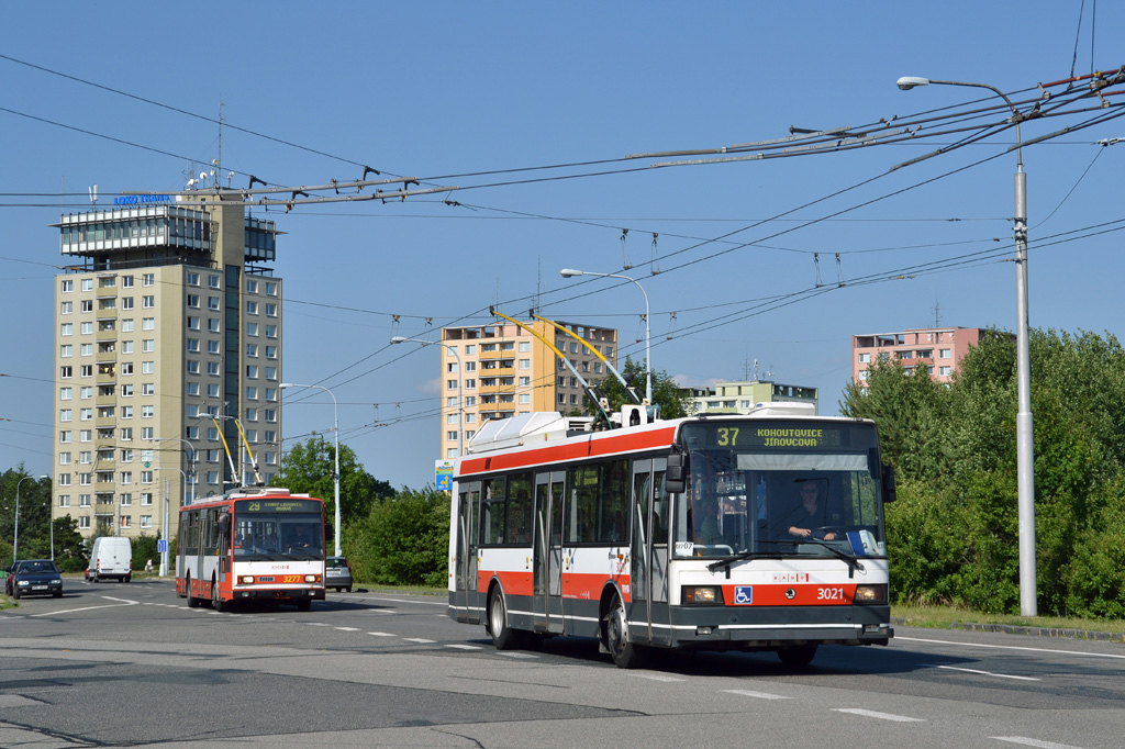 Брно, Škoda 21Tr № 3021; Брно, Škoda 14TrR № 3277