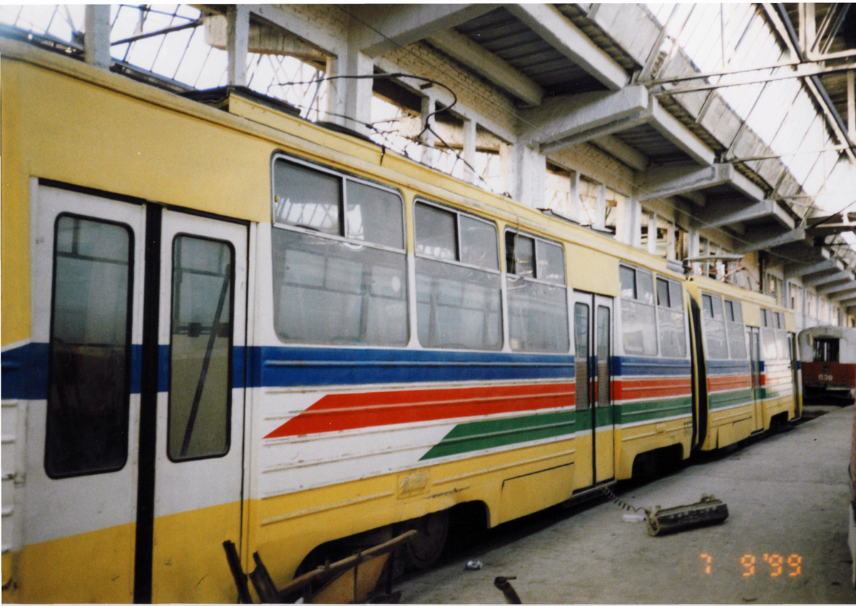 Баку, TR2 (71-281) № 557; Баку — Сентябрь 1999; Баку — Трамвайное депо