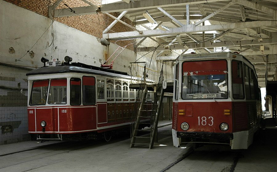 Tbilisi, KTM-2 č. 100; Tbilisi, 71-605 (KTM-5M3) č. 183