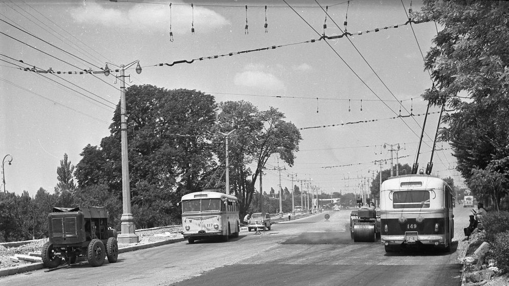 Krimski trolejbus, Škoda 8Tr8 č. 117; Krimski trolejbus, Škoda 8Tr10 č. 149; Krimski trolejbus — Historical photos (1959 — 2000)